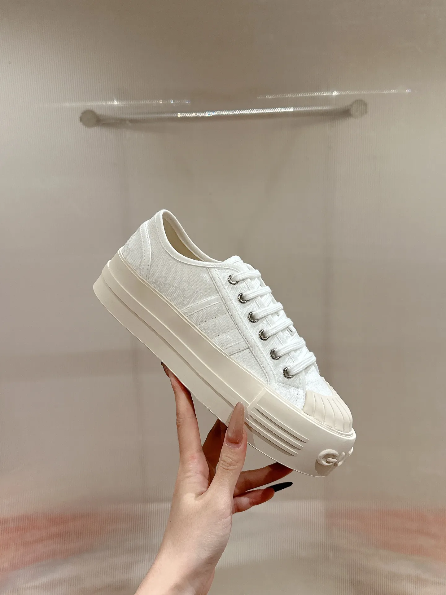 👟👟Ex-factory price 520👟👟 Women's models are new🆕 Arrival Gucci tennis 1977 classic Loft series canvas shoes... 2025 hot recommended model, G+1977×Disney cooperation series... GG canvas is made of finished products and incorporates brand elements. The retro style is rich, the classics and feelings are perfect for recall! Each color fabric developed by the original version is customized by the original version, and we pursue the ultimate in large-scale products! Market-level top version ⚠ Fabric: Customized GG cloth electric embroidery/5D washed distressed canvas Lining: Customized terry cloth lining (the feet are fitted and cannot be disassembled) Outsole: Original molded TPU two-color outsole Size: 35-40 (41 customized)